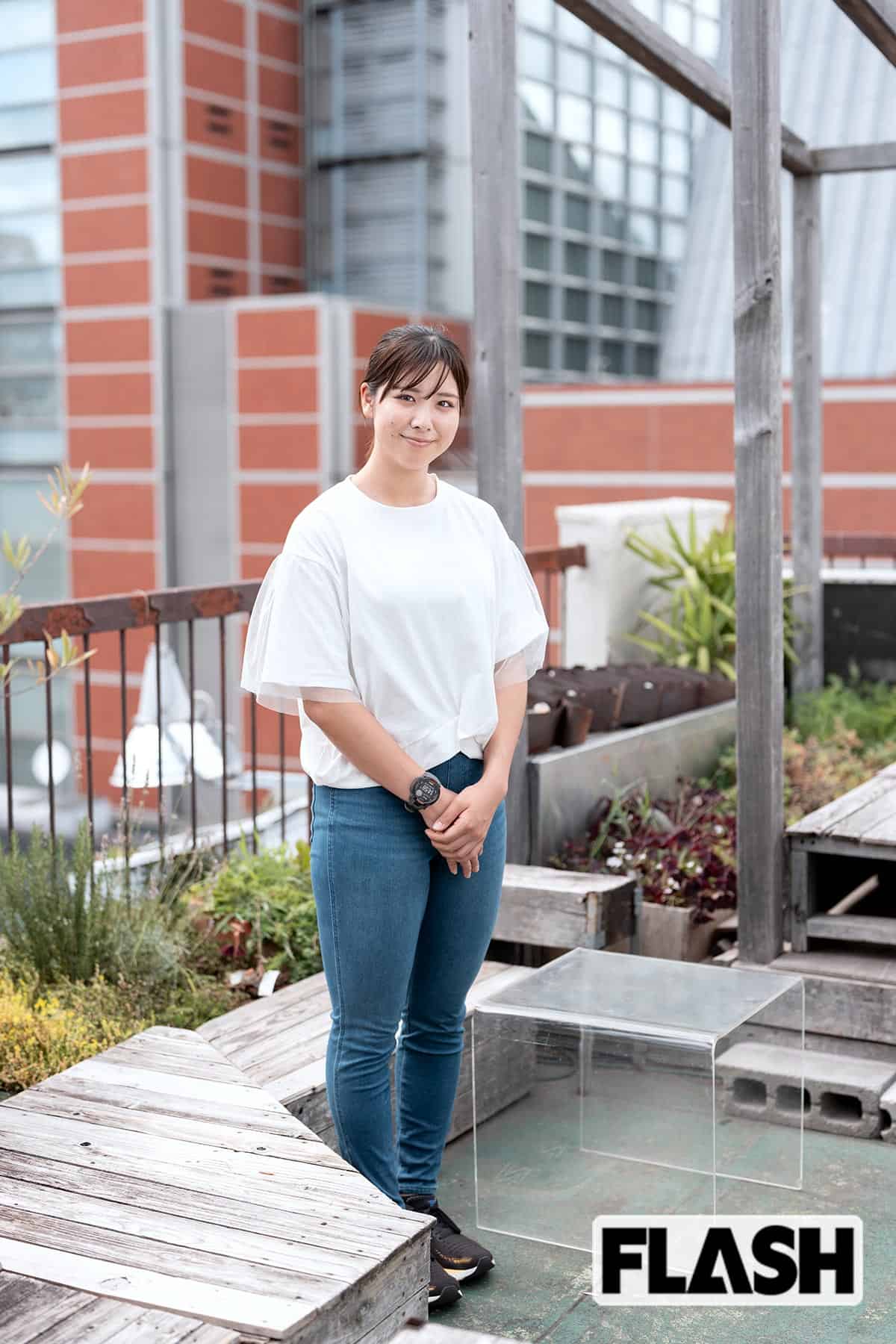 「カフェの隠れ家的な雰囲気が好きです。頻繁には来られませんが、たまに友達と来てチルっています（笑）」（三木つばき、写真・福田ヨシツグ）