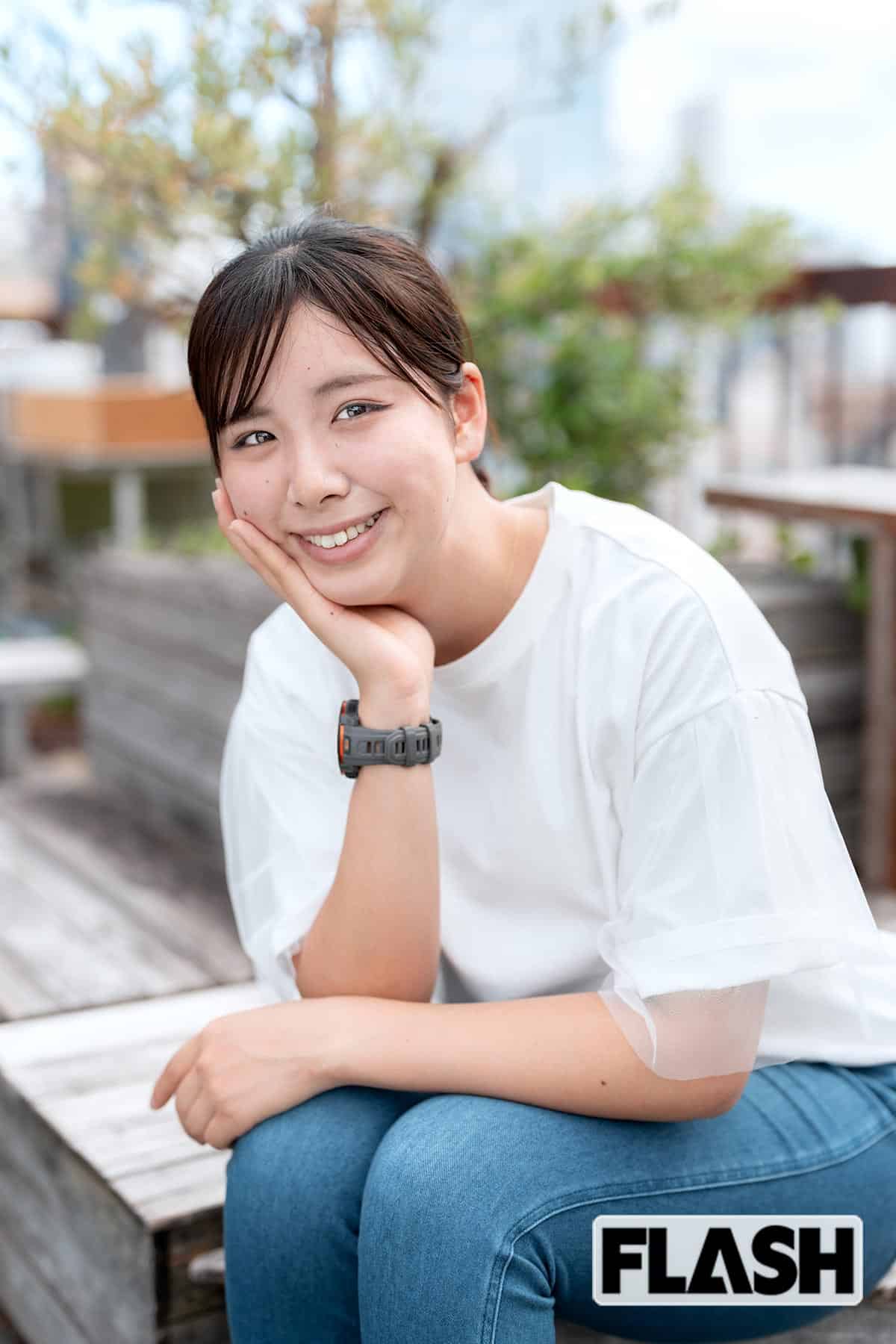 「カフェの隠れ家的な雰囲気が好きです。頻繁には来られませんが、たまに友達と来てチルっています（笑）」（三木つばき、写真・福田ヨシツグ）