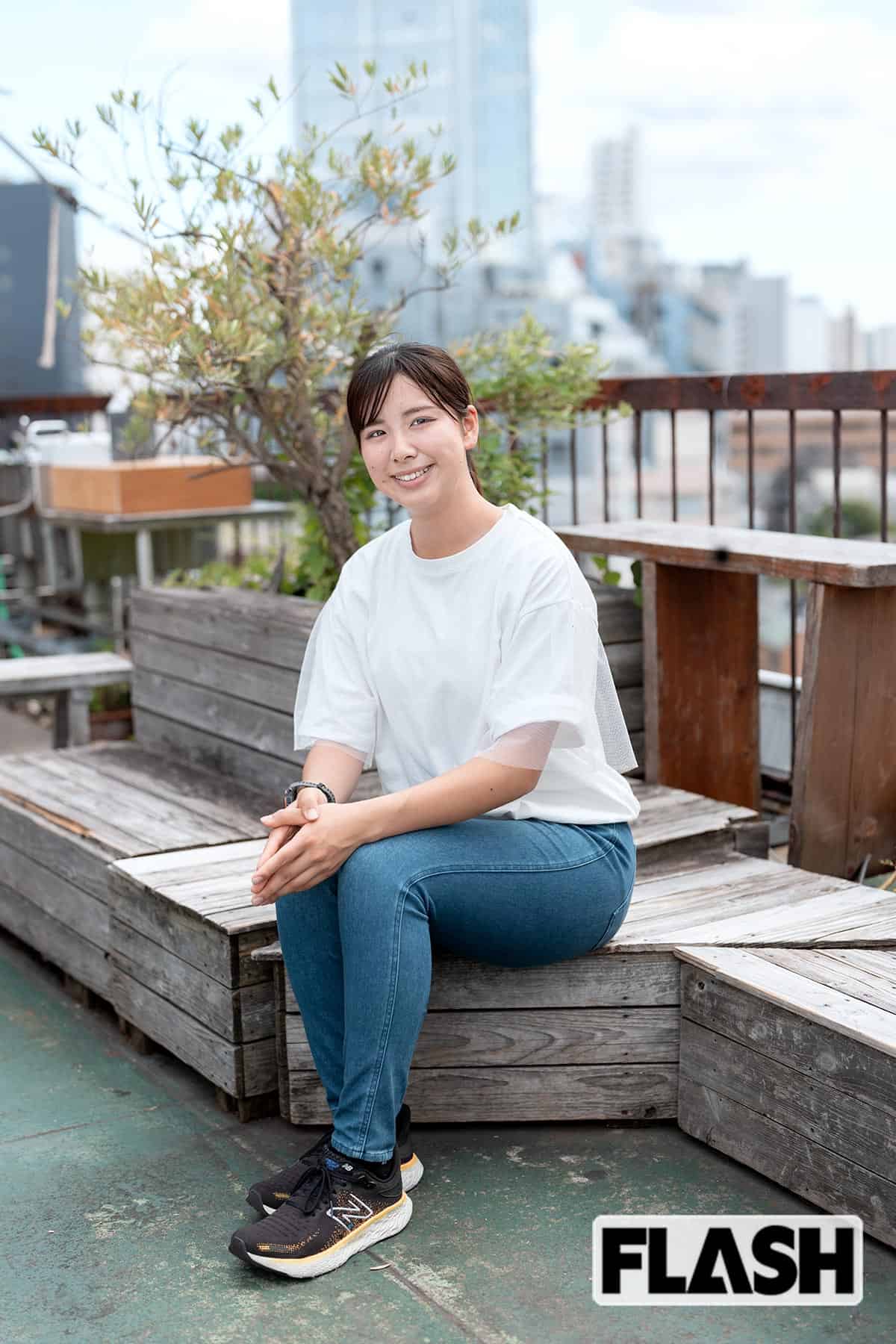 「カフェの隠れ家的な雰囲気が好きです。頻繁には来られませんが、たまに友達と来てチルっています（笑）」（三木つばき、写真・福田ヨシツグ）