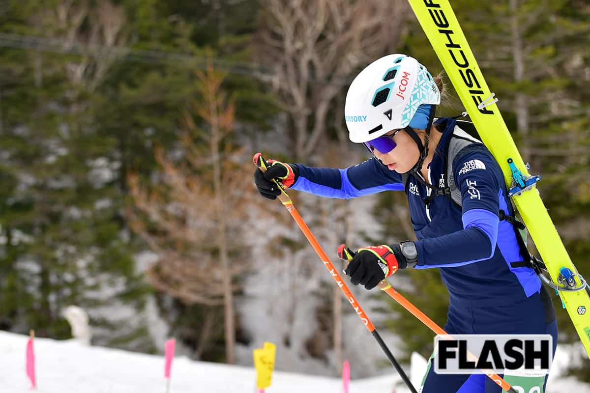 スキーモのスプリントは全長約550m、標高差約70mのコースで争う。スキーで雪山を登り、途中、板を背負って走り、最後の下りはスキーで滑走する