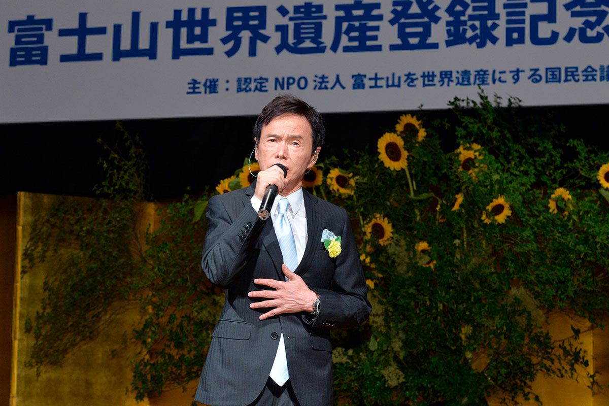 森進一 次男の「歌手デビュー」告白前に公開していた3人の息子との“家族写真”…「兄弟でも敬語」実った“スパルタ教育”の成果