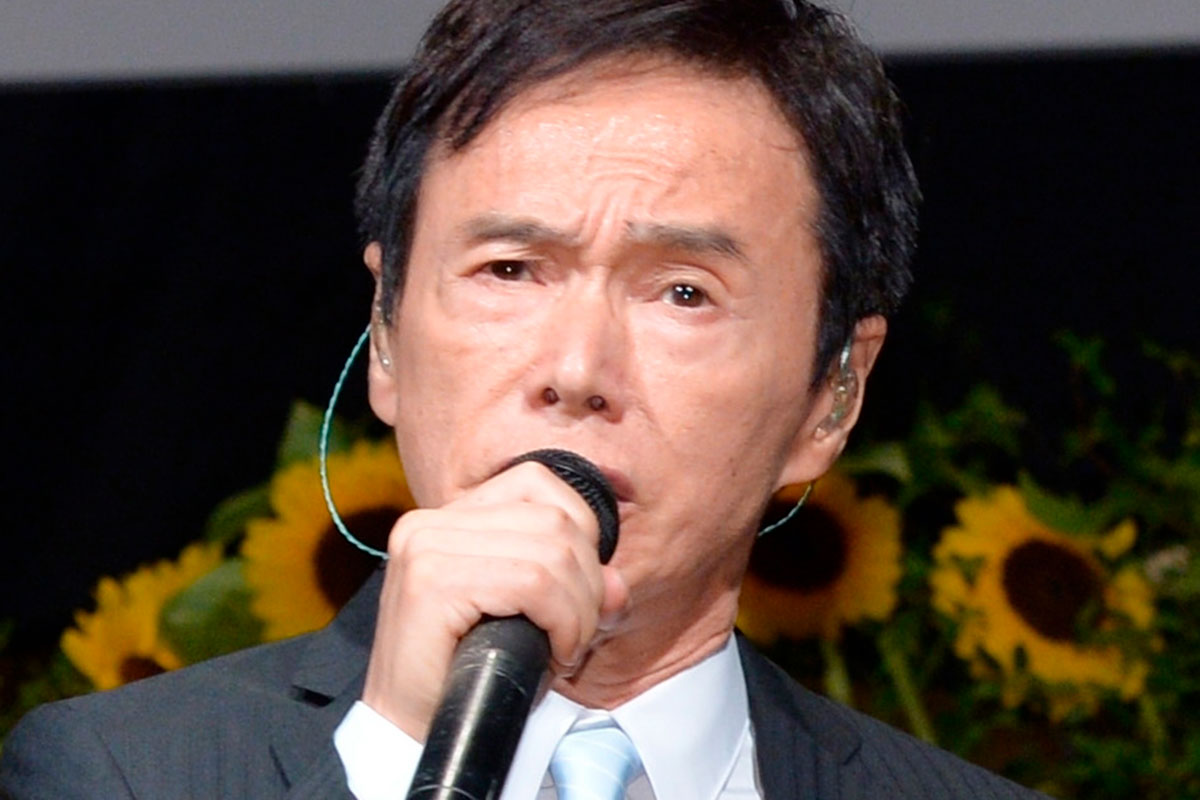 森進一　次男の「歌手デビュー」告白前に公開していた3人の息子との“家族写…