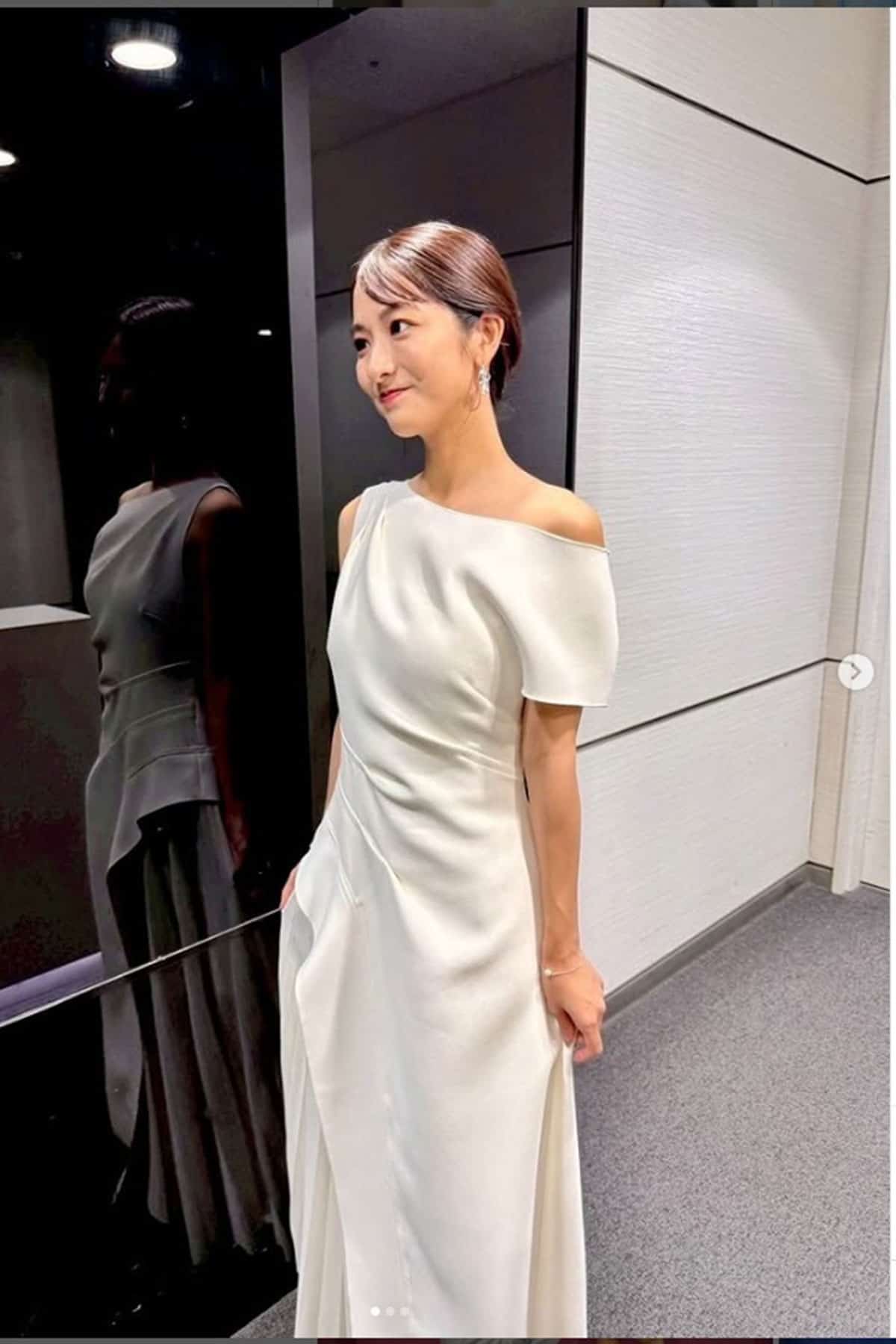 社内イベントで肩の出た白いドレスを着用する田村真子アナ(写真・本人Instagramより)