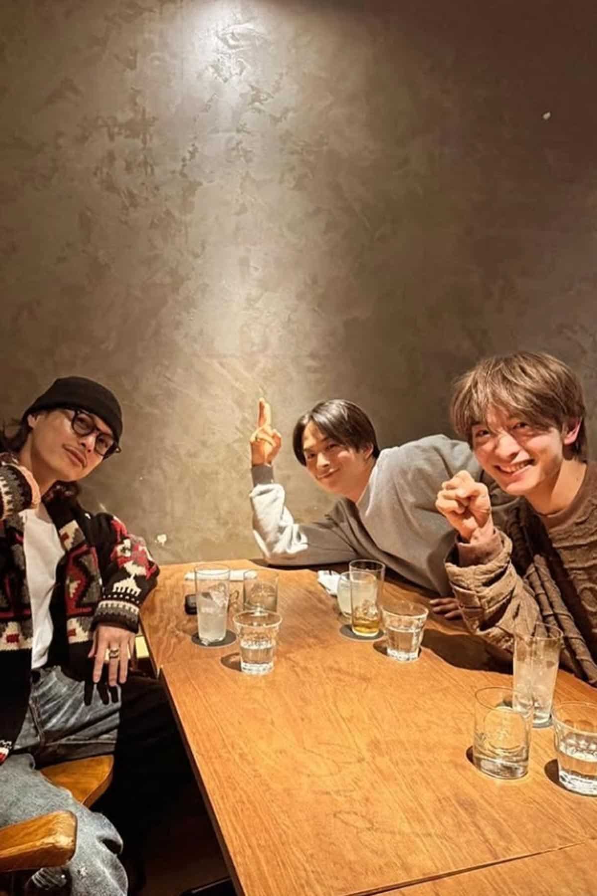 後輩である木村慧人・澤本夏輝と飲酒をする今市隆二(写真・本人Instagramより)