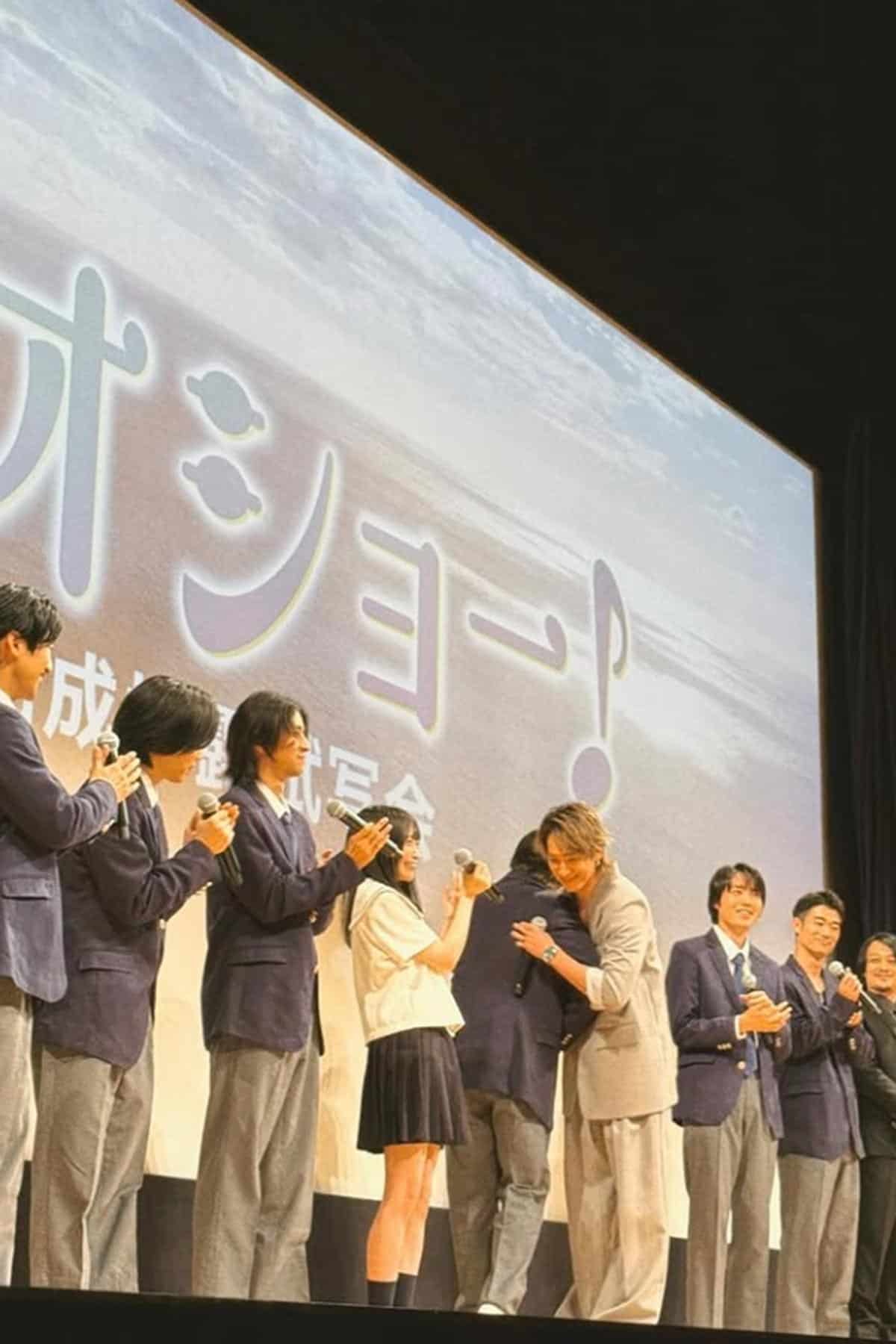 試写会の様子を投稿した小山慶一郎。セットアップ姿がほかの生徒役の中で浮いている（写真・本人Instagramより）