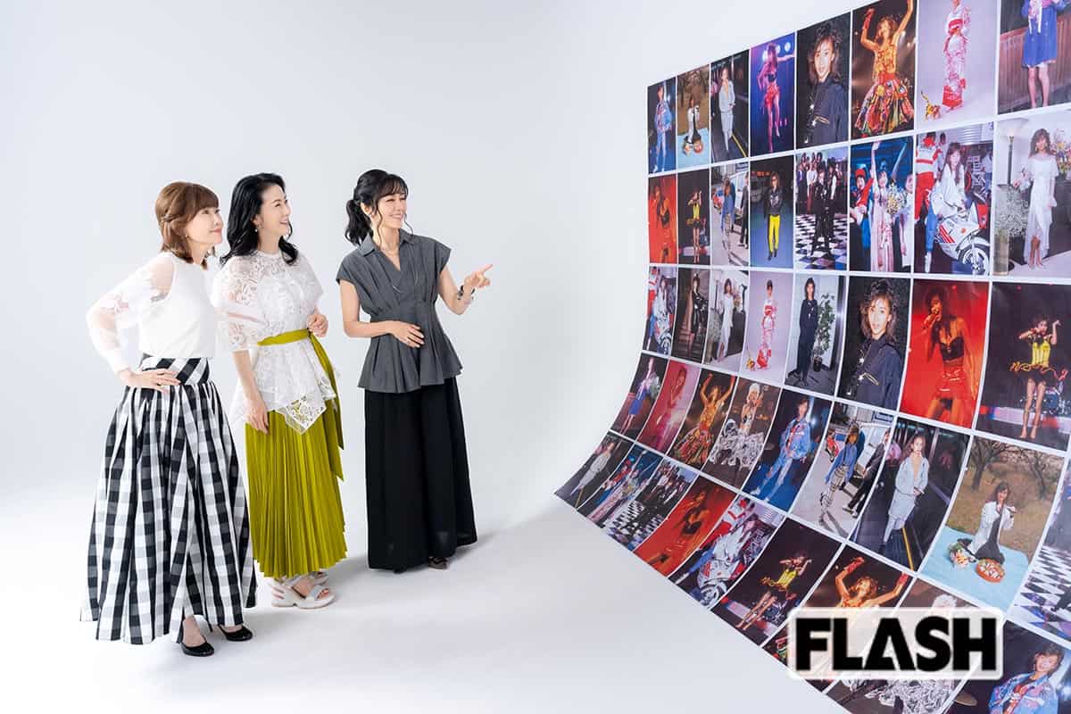一枚一枚、目を細めながらそれぞれの思い出を語り合う3人のなかでは、今も本田美奈子.さんは、笑顔で元気な姿のまま生き続けている（写真・福田ヨシツグ）
