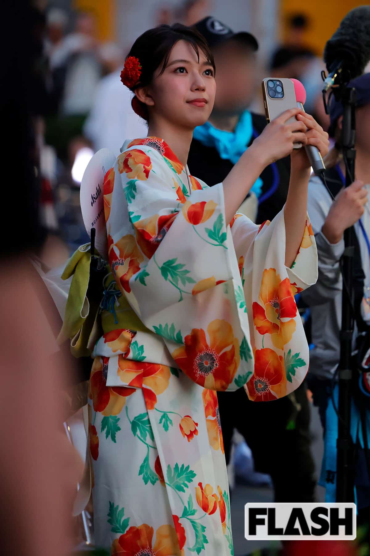 中継の合間に自分のスマホで花火を撮影する齋藤陽アナ。初々しいと評判だった