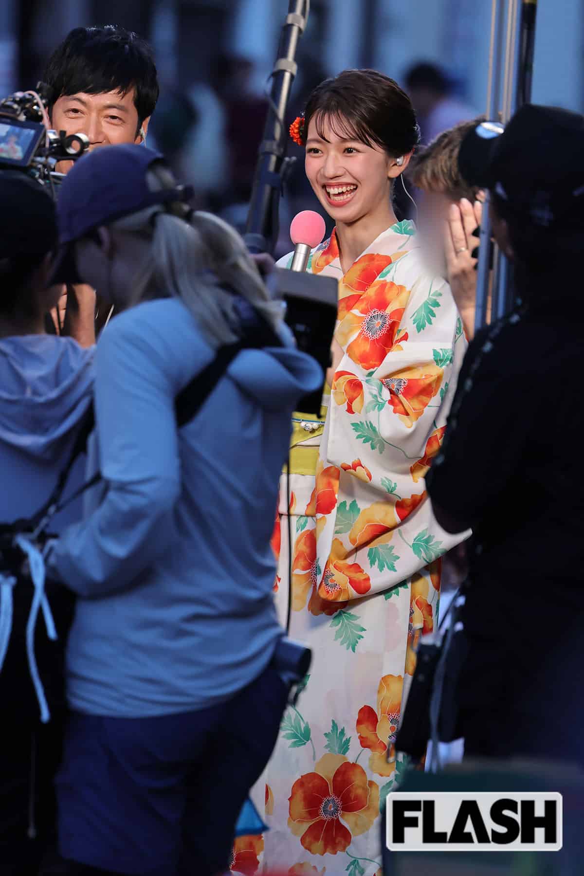 全力でリポートする齋藤陽アナ