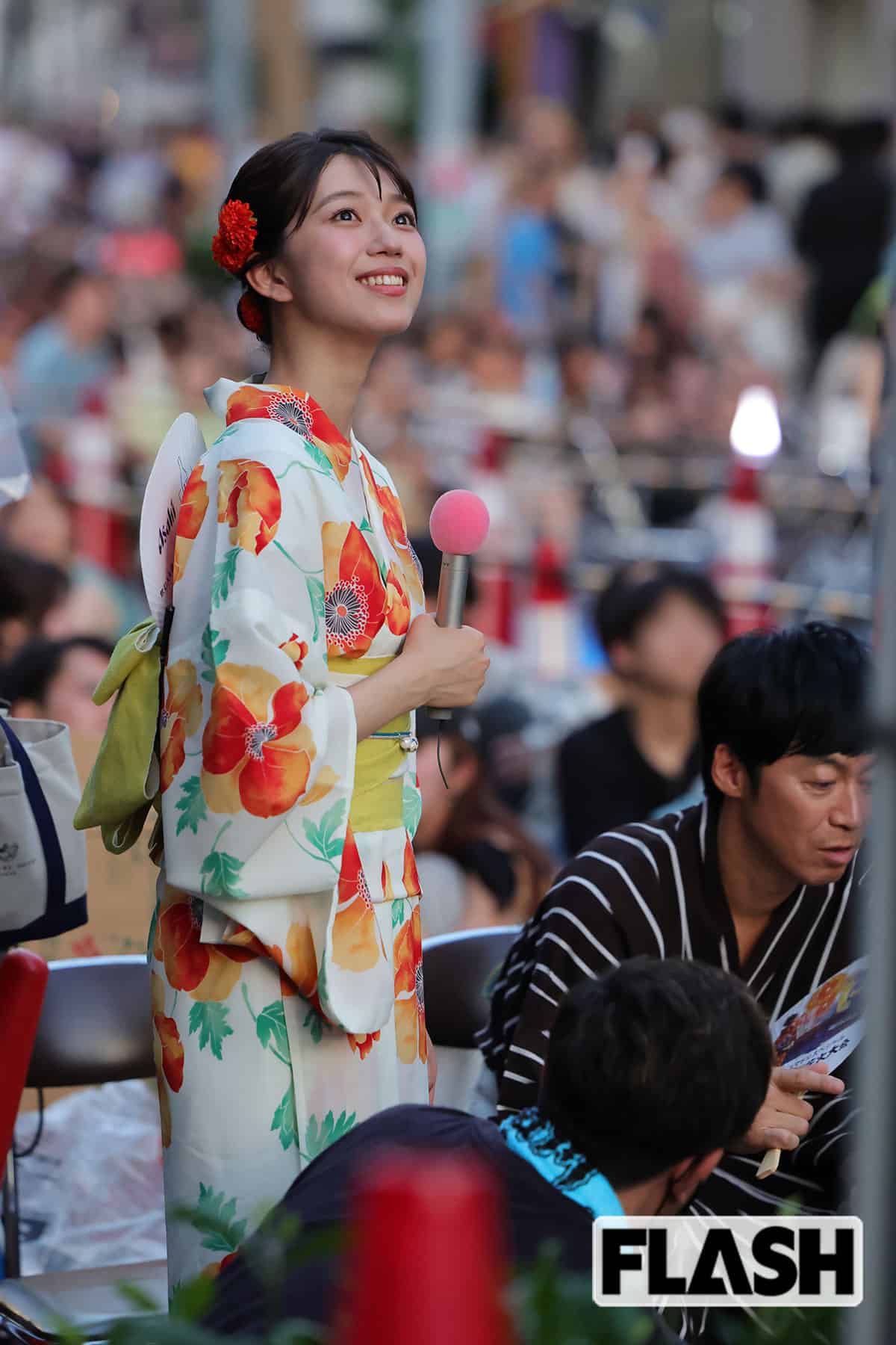 笑顔で花火を見つめる齋藤陽アナ