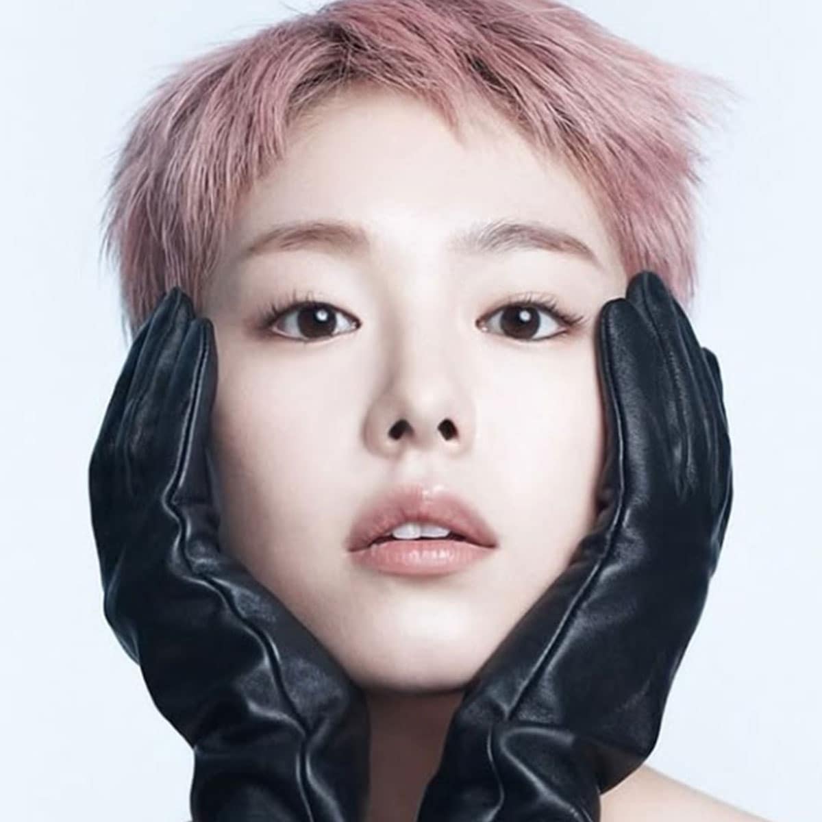 ピンク色のベリーショートヘアになった唐田えりか。ドラマの告知をおこなった（写真・本人Instagramより）