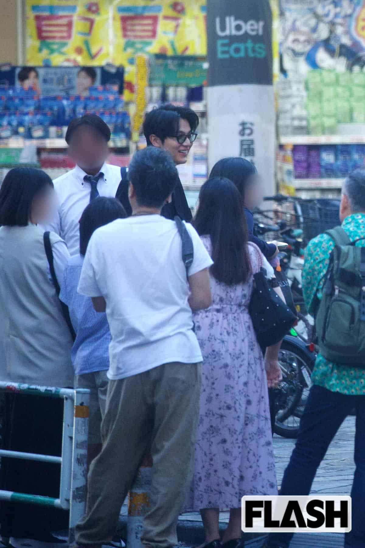 打ち上げ会場での中川大志。橋本環奈とは結婚間近と報じられているが、山崎賢人とは“相思相愛”の仲として知られている