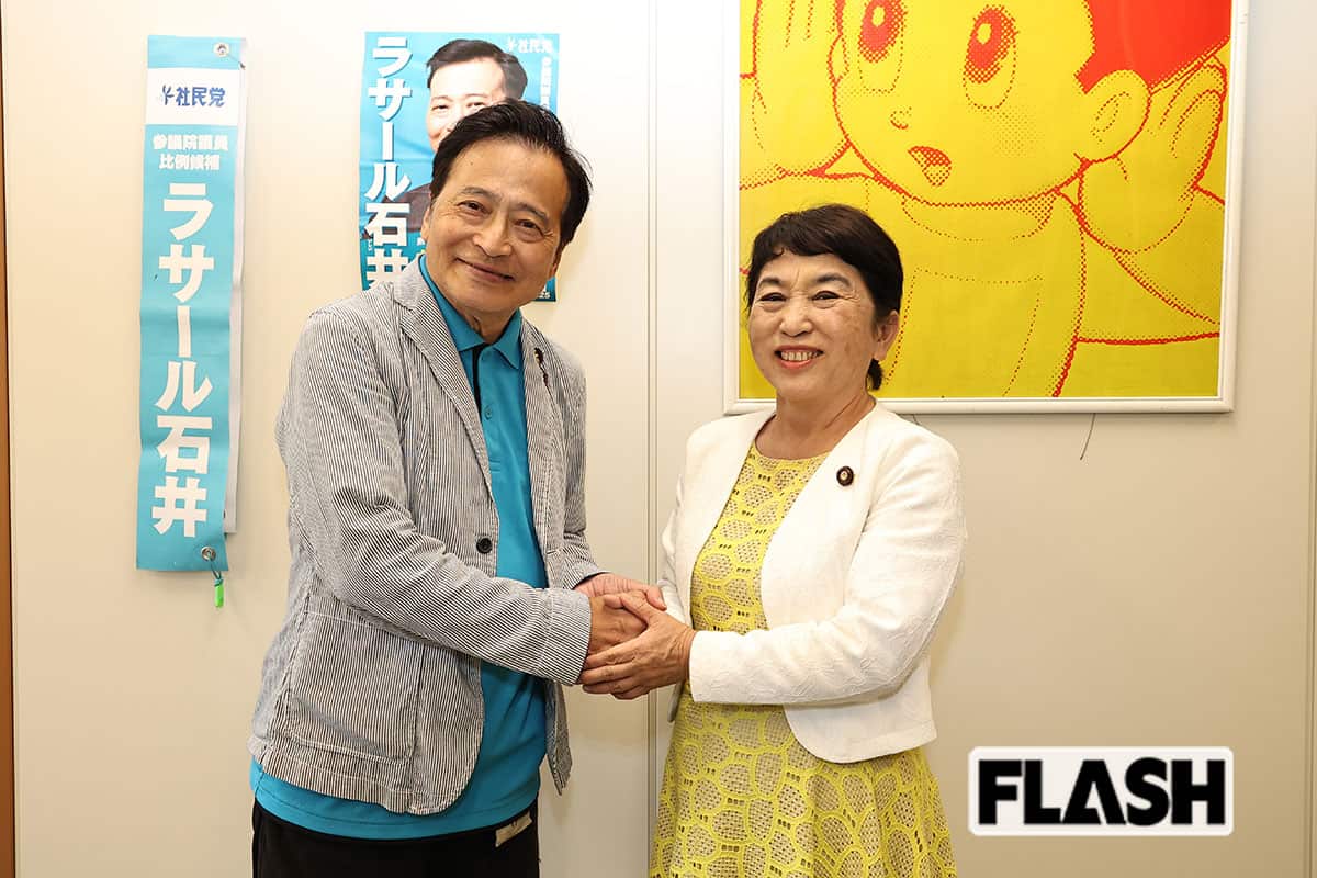 初当選を果たしたラサール石井氏の議員会館事務室へ、あいさつに訪れた福島みずほ党首とガッチリ握手（写真・長谷川 新）