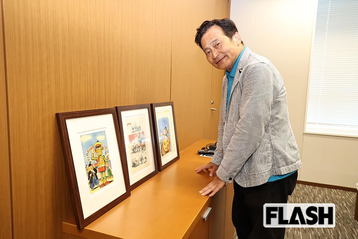 自宅から持ち込んだ趣味で収集したアニメーションリトグラフ。左から順に杉浦茂『ドロンちび丸』、島田啓三『冒険ダン吉』、前谷惟光『ロボット三等兵』。「『冒険ダン吉』は黒人差別描写を含む絵です。たしかにあった、ある差別を忘れないために、批判的な意味を込めて掲げております」（写真・長谷川 新）