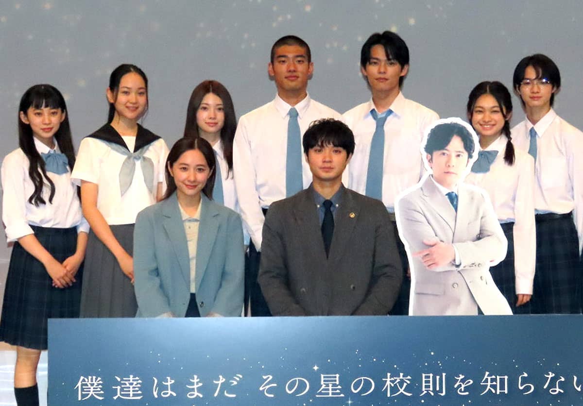 フジテレビ『僕たちはまだその星の校則を知らない』制作発表。前列左から堀田真由、磯村勇斗、稲垣吾郎(パネル)、後列左から近藤華、中野有紗、南琴奈、日高由起刀、日向亘、月島琉衣、越山敬達