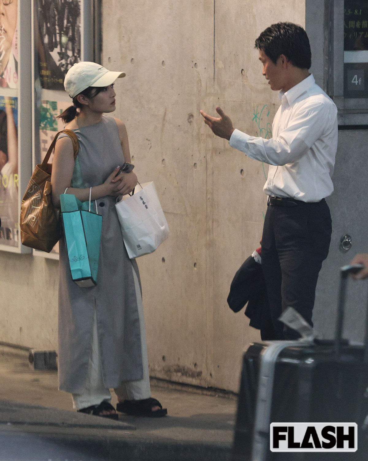 立ち話する井上咲楽と立憲民主党・小川淳也幹事長（写真・吉田 豊）