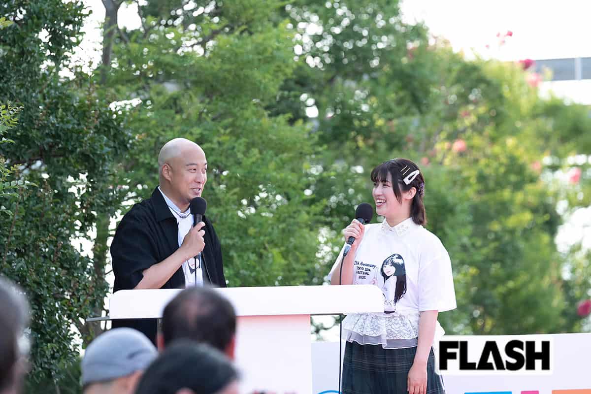 左から司会のシャバダバふじ、ミスFLASH2022グランプリ・大塚杏奈