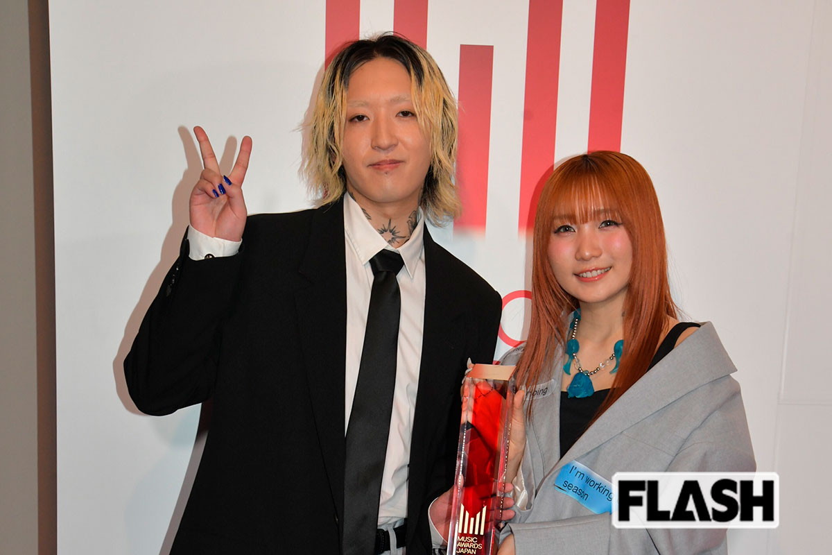 YOASOBI・Ayase、上半身「びっしりタトゥ」公開に困惑、テレビ出演への懸念も…ツアーは順調で世界進出加速か