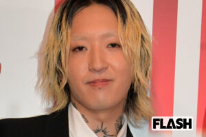 YOASOBI・Ayase、指まで“びっしりタトゥー”に広がる衝撃…「素…