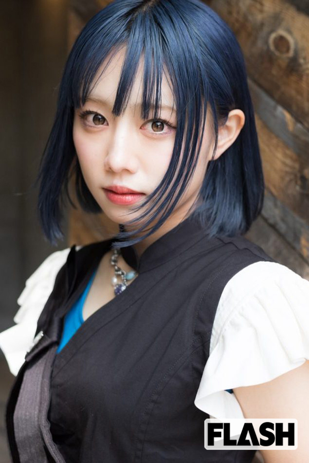 ■廣田あいかさん(アイドル界の鉄道姫)①快適で迷惑をかけないリクライニングの角度は? ボタンを押しながら背もたれに負荷をかけないで動く角度です。後ろの席の人も気にならない程度で体にフィットしますよ/②お気に入りのシートがある列車は? 新幹線N700系の7000番台の普通車指定席です。座席幅にゆとりがあり、リクライニングすると座面が沈むというか、包まれる感覚があります。グリーン車のシートとのギャップがたいしてなく、普通車であんな贅沢をさせてくれるのは、ロマンがありますよ!/③シートを倒すときに声をかけますか? 声をかける人は素敵だと思いますが、私は声をかけられなくても気になりません