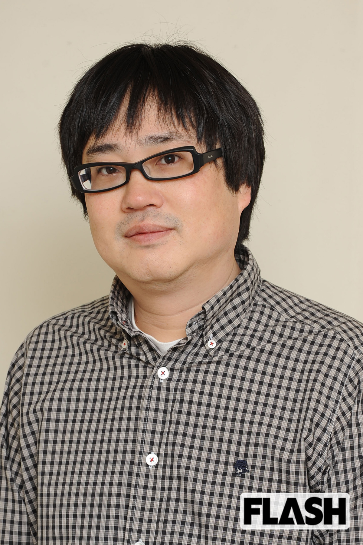 ■六角精児さん(呑み鉄の達人)①快適で迷惑をかけないリクライニングの角度は? 普通の状態を90度とするならば、110度くらいかな。(シートを)あまり後ろに倒すと、テーブルのものを取るのに少々支障をきたすし、なにより後ろの人に迷惑なので/②お気に入りのシートがある列車は? 九州新幹線800系。2+2の4列の並びなのでゆったりしているから/③シートを倒すときに声をかけますか? 声はかけないけど、気遣いを示すようにゆっくりと倒します