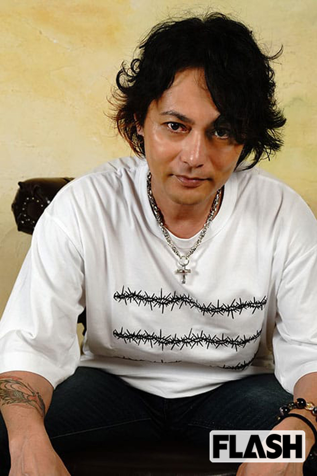 ■原田喧太さん(鉄ちゃんギタリスト)①快適で迷惑をかけないリクライニングの角度は? 角度は110度から120度くらいだと思います/②お気に入りのシートがある列車は? 近鉄特急「ひのとり」のプレミアムシートです。電動リクライニングで、後ろの方に気兼ねなくリクライニングできます。レッグレストもあり、最高です。大阪〜名古屋間は必ず乗ります(笑)③シートを倒すときに声をかけますか? 僕自身は声をかけられなくてもいいですが、一応、声はかけています