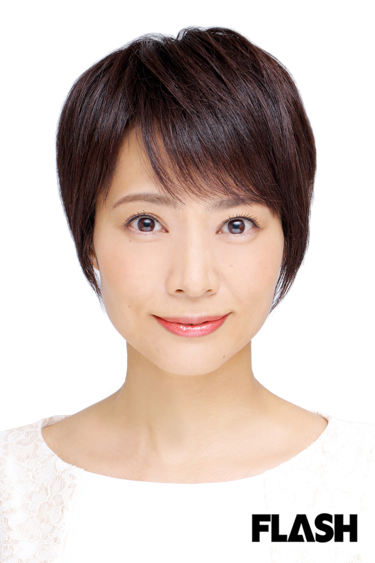 ■村井美樹さん(鉄道旅愛好家)①快適で迷惑をかけないリクライニングの角度は? 後ろに人がいるときはリクライニングの隙間からこちらが見えない程度に少し倒して(100度くらい?)、後ろに人がいなくて睡眠を取りたいときは、もう少し倒すこともあります(110度くらい?)/②お気に入りのシートがある列車は? 「新幹線のファーストクラス」のグランクラスのシートは、今まで座ったシートの中では最高級の座り心地でした! シートピッチが1.3mと広く、シート角度も45度も倒れるので、ゆったり広々と座れます。近鉄特急「しまかぜ」のプレミアムシートも、とても座り心地がよかったです。横3列のふかふかの本革張りのシートで、何よりマッサージ機能がついていることに感動しました。よく乗る車両でお気に入りは北陸新幹線E7系グリーン車のシート。群青色の深みのある色合いが品があってとても落ち着きます。電動リクライニング、レッグレストもあり、自分好みにカスタマイズできるところが嬉しいですね。自分の体にピタッとはまると、ゆりかごのような座り心地です/③シートを倒すときに声をかけますか? 後ろの人が寝てらっしゃるときは声はかけませんが、起きてらっしゃるときは基本は声をかけます