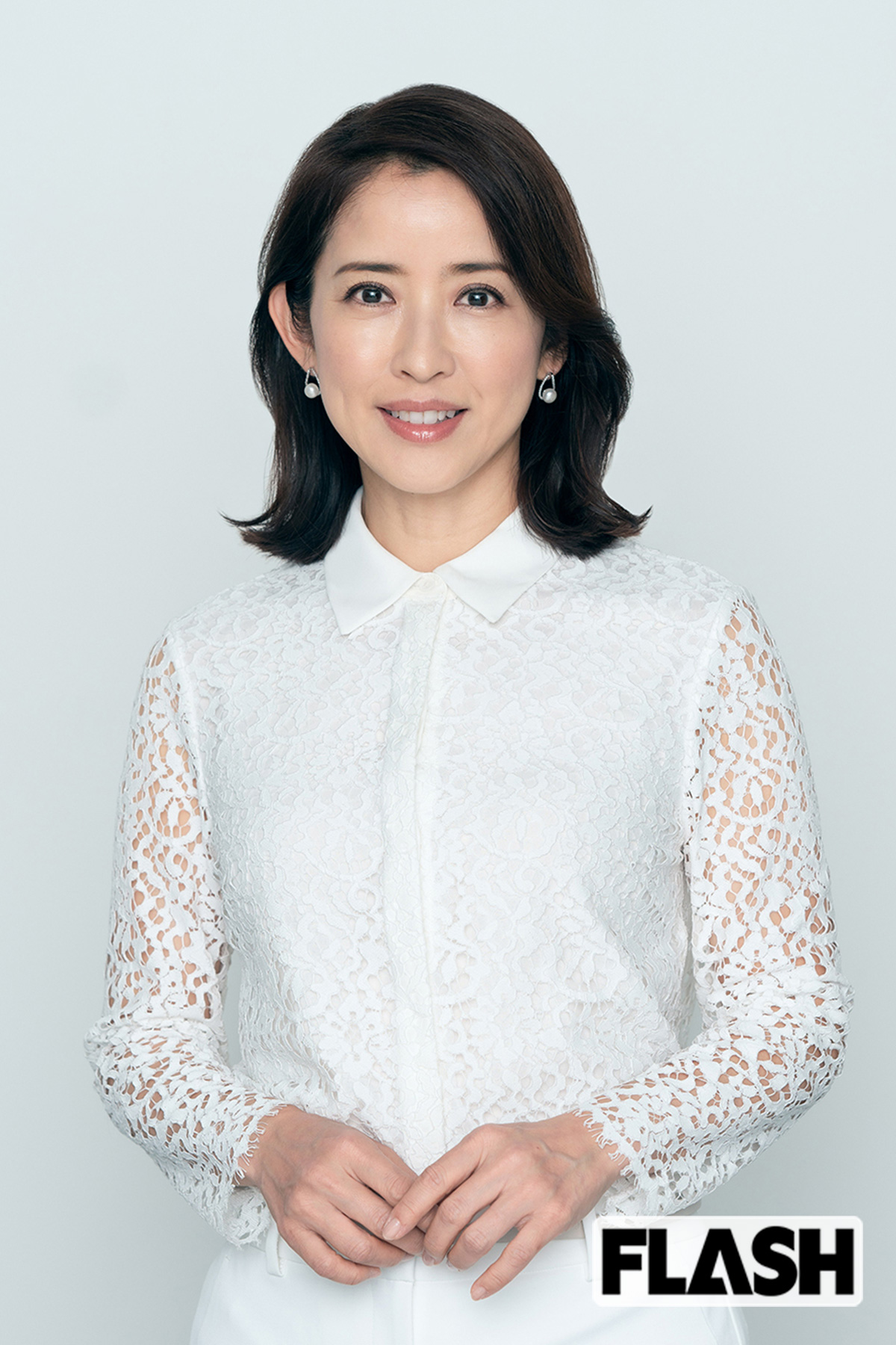 ■江口ともみさん(旅するキャスター)①快適で迷惑をかけないリクライニングの角度は? 通常はちょい倒しくらい。そのほうが、腰が楽なんです。携帯見たり、iPadで作業したり、読書したりするときは、隣のシートが倒れていない状態で隙間が少し開く程度です/②お気に入りのシートがある列車は? 東海道新幹線ならばN700Sは新しいぶんシートが硬めでいい。新幹線のグランクラスは、広さと倒しても後ろの人を気にしなくていいのと、足元のオットマンが出てくるのもいいですね/③シートを倒すときに声をかけますか? 基本、倒すときは、後ろの方に「倒します」と声がけします。お食事中だったりパソコンを開いているときに急に倒れてくると気になると思うので