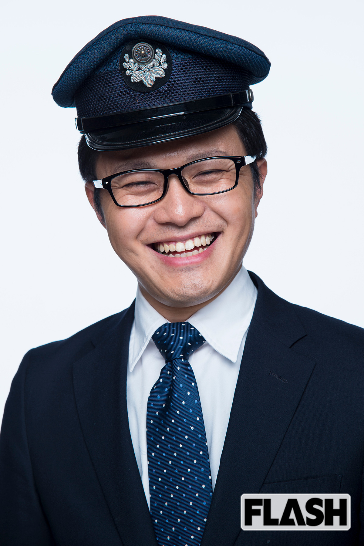 ■南田裕介さん(鉄道好き芸能マネージャー)①快適で迷惑をかけないリクライニングの角度は? 読書時、パソコン使用時は倒さず! 睡眠時は、隣のシートより10度深く倒します。車窓からの絶景や、不意に現われる珍しい列車、貨物列車などを見逃さないために、常に緊張しておりますので、基本的には倒しても15度くらい(105度)ですかね/②お気に入りのシートがある列車は? 西武のラビュー。窓が大きい上に、ゆりかごシート。リラックスしながらも、車窓を見逃さない最先端と思います/③シートを倒すときに声をかけますか? 倒しますと宣言をする形での声がけは賛成。後ろの方が食事してるときは倒すのは遠慮します
