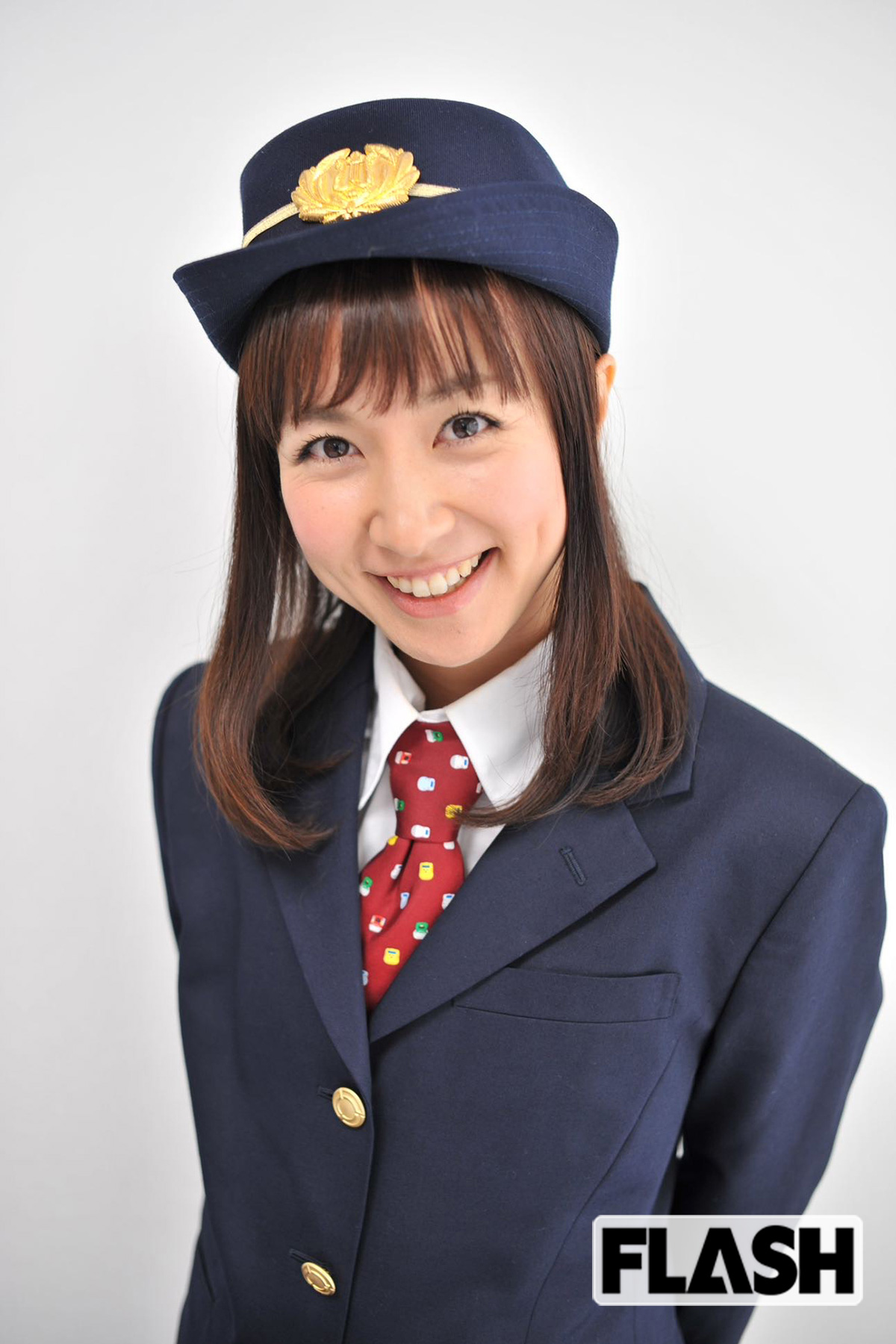 ■豊岡真澄さん(元祖ママ鉄・車両鉄!)①快適で迷惑をかけないリクライニングの角度は? 読書時、パソコン使用時は倒さず! 睡眠時は、隣のシートより10度深く倒します。車窓からの絶景や、不意に現われる珍しい列車、貨物列車などを見逃さないために、常に緊張しておりますので、基本的には倒しても15度くらい(105度)ですかね/②お気に入りのシートがある列車は? 西武のラビュー。窓が大きい上に、ゆりかごシート。リラックスしながらも、車窓を見逃さない最先端と思います/③シートを倒すときに声をかけますか? 倒しますと宣言をする形での声がけは賛成。後ろの方が食事してるときは倒すのは遠慮します