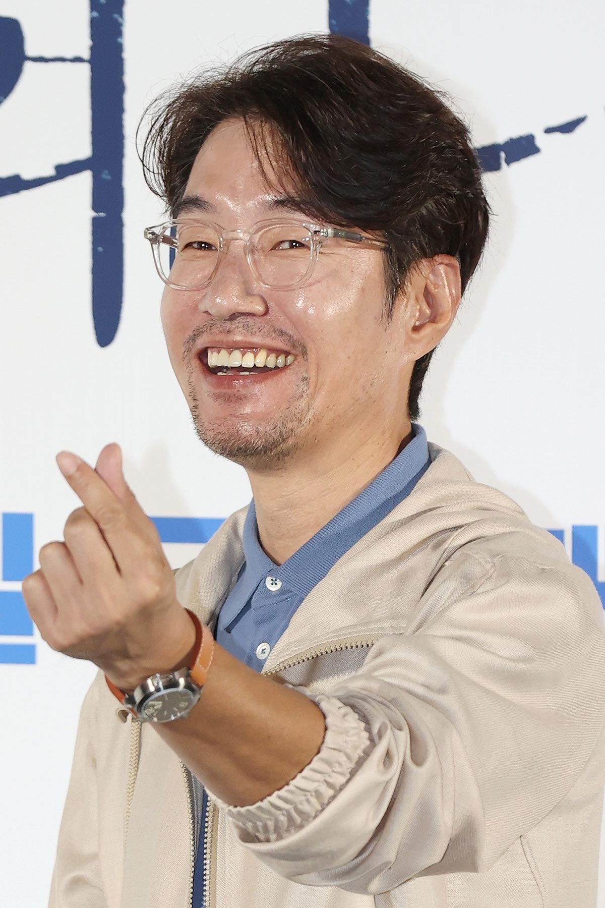 2024年7月には笑顔でハートマークをつくっていたソン・ヨンギュ(写真・共同通信)