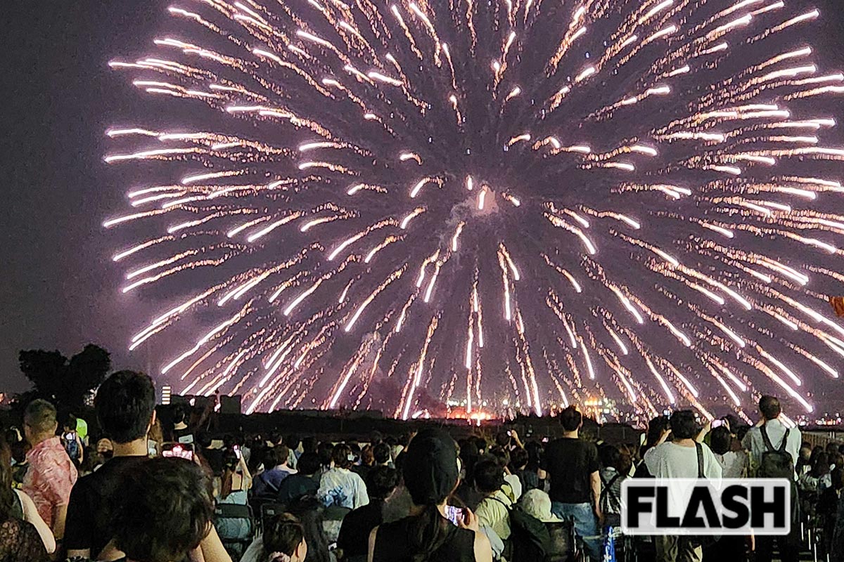 横浜花火大会で台船が“大爆発”、会場は将棋倒し寸前の大混乱…参加者からは…