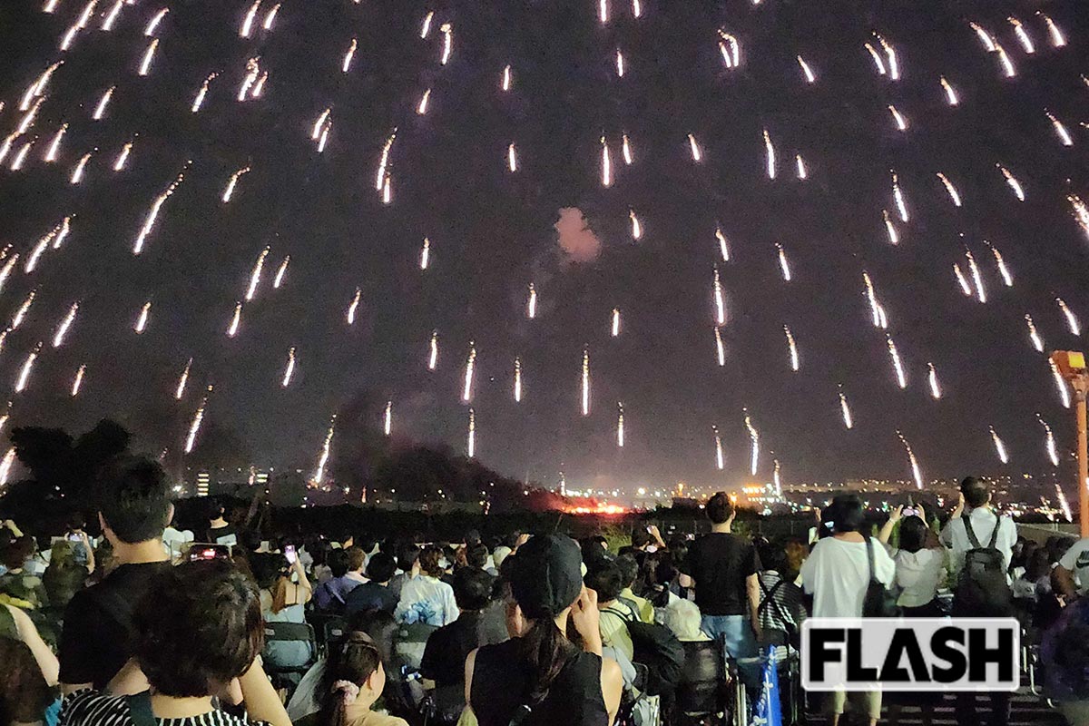 2025年8月4日、横浜市でおこなわれた「みなとみらいスマートフェスティバル」。中止のアナウンスがあった後も打ち上げ失敗した花火が海面付近で爆発していた