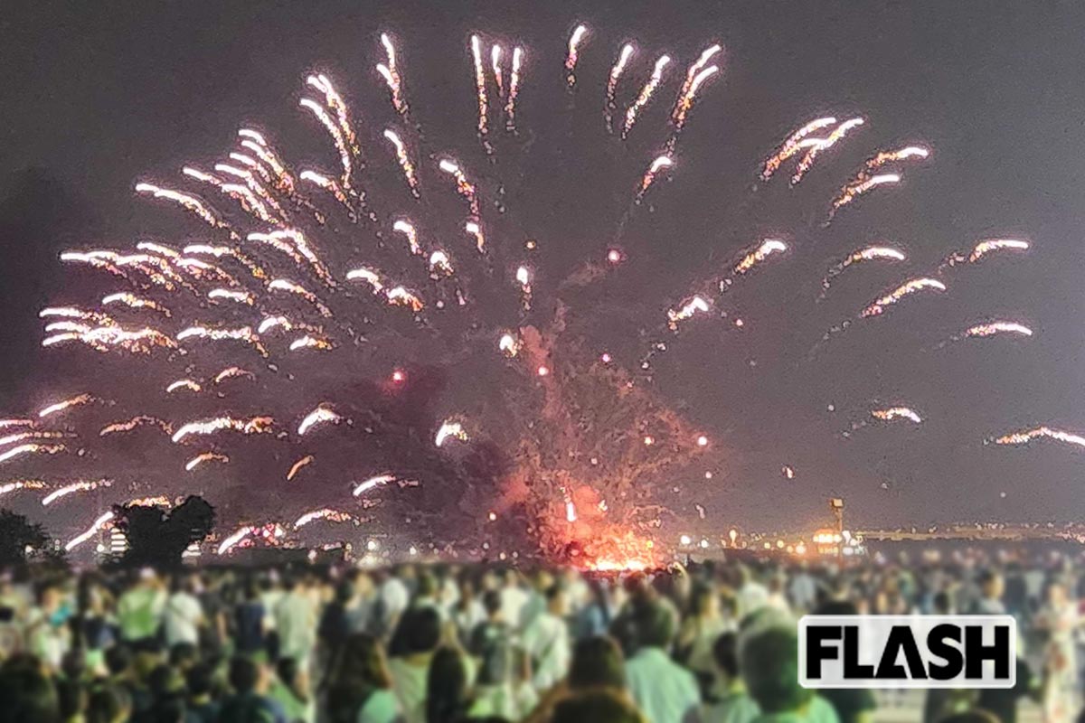 2025年8月4日、横浜市でおこなわれた「みなとみらいスマートフェスティバル」。中止のアナウンスがあった後も打ち上げ失敗した花火が海面付近で爆発していた