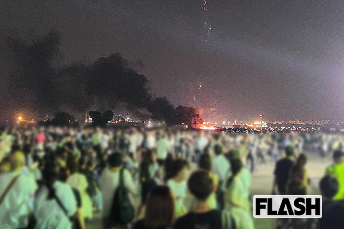 2025年8月4日、横浜市でおこなわれた「みなとみらいスマートフェスティバル」。中止のアナウンスがあった後も打ち上げ失敗した花火が海面付近で爆発していた