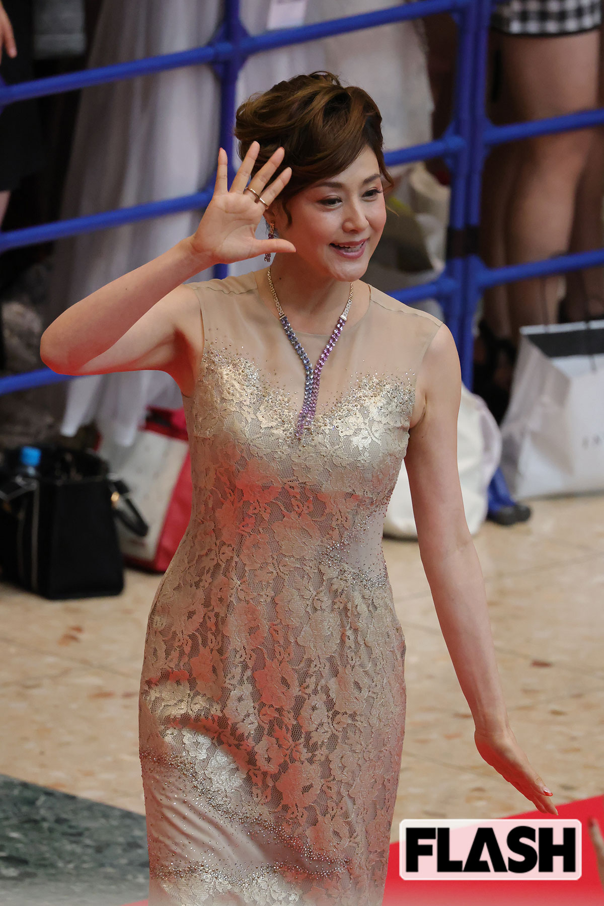 ファンに手を振る藤原紀香
