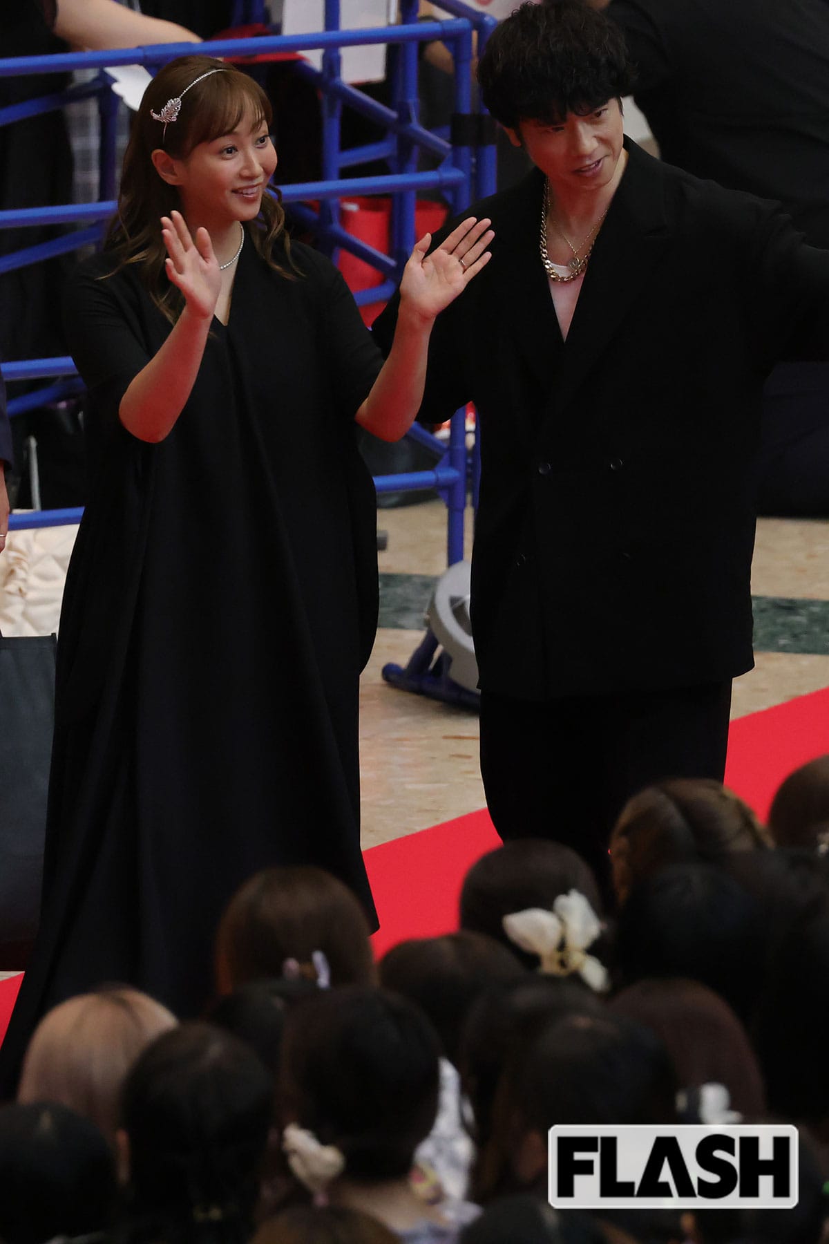 夫婦で黒でまとめた藤本美貴と庄司智春