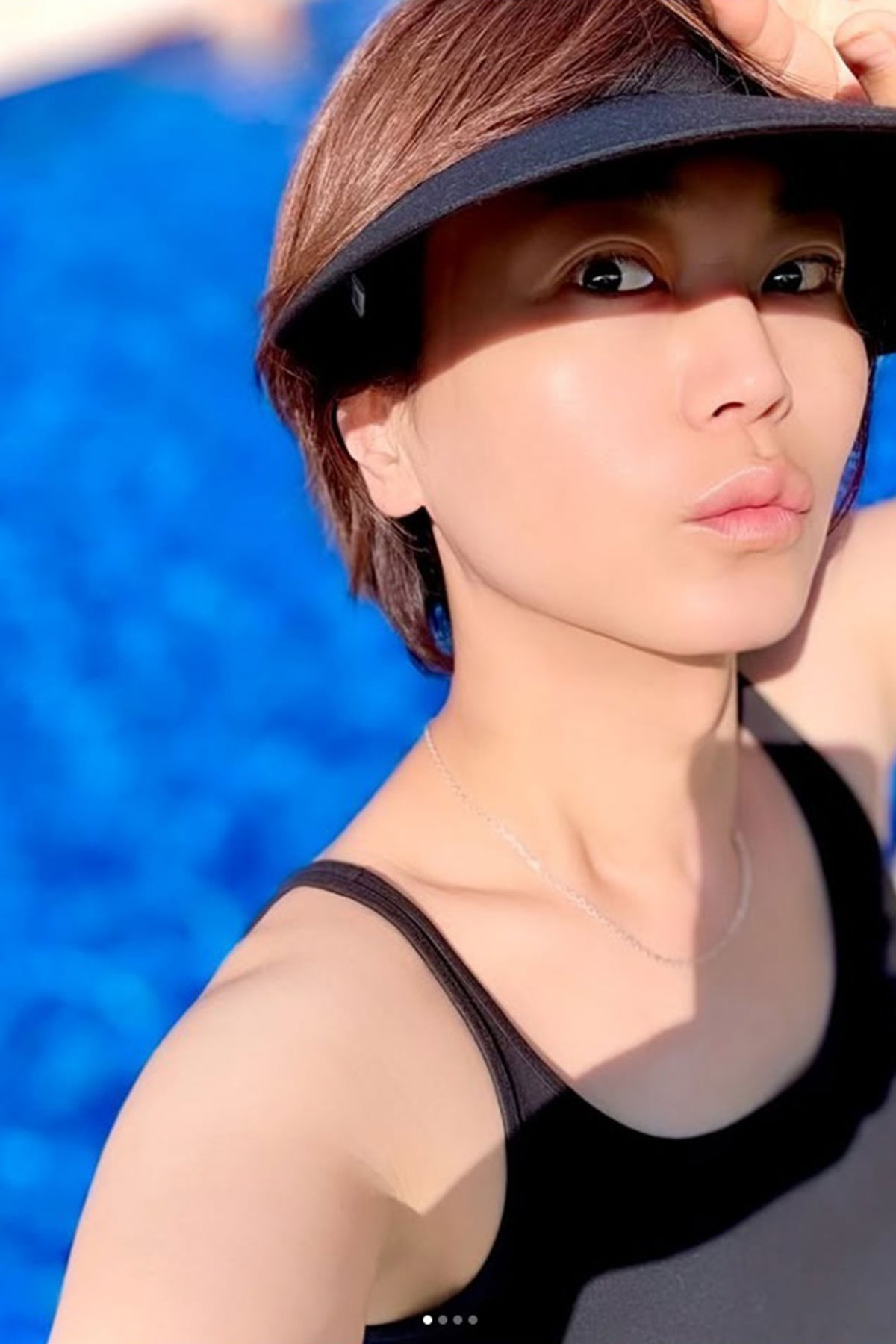 ショルダータイプの黒い水着を披露した氷川きよし。「きれいすぎる!」と絶賛の声があがっている(写真・本人Instagramより)