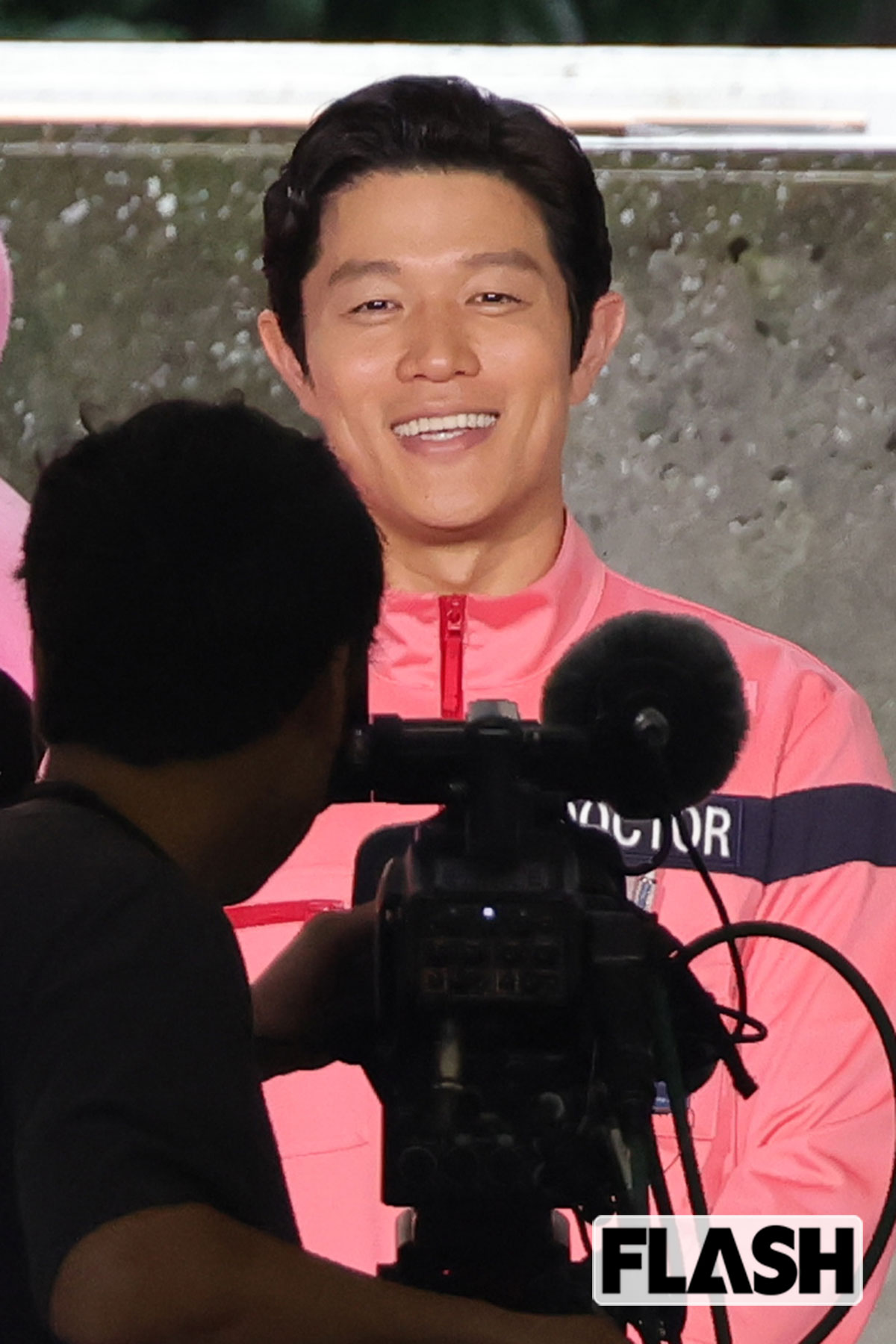 鈴木亮平　新作映画は実写邦画で1位発進！多忙すぎる宣伝姿をキャッチ…そばで支えるのは有村架純似妻
