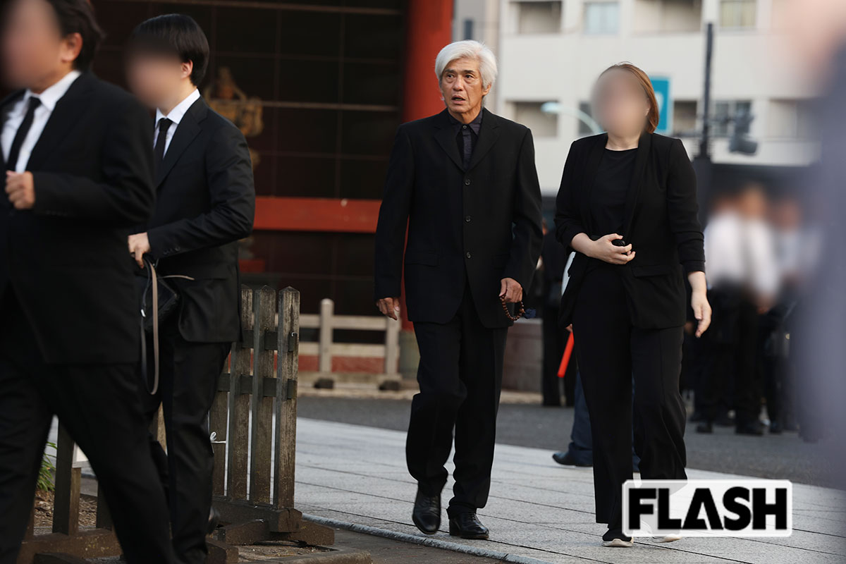2025年8月5日、川村龍夫さんの通夜に参列した佐藤浩市（写真・伊藤 修）