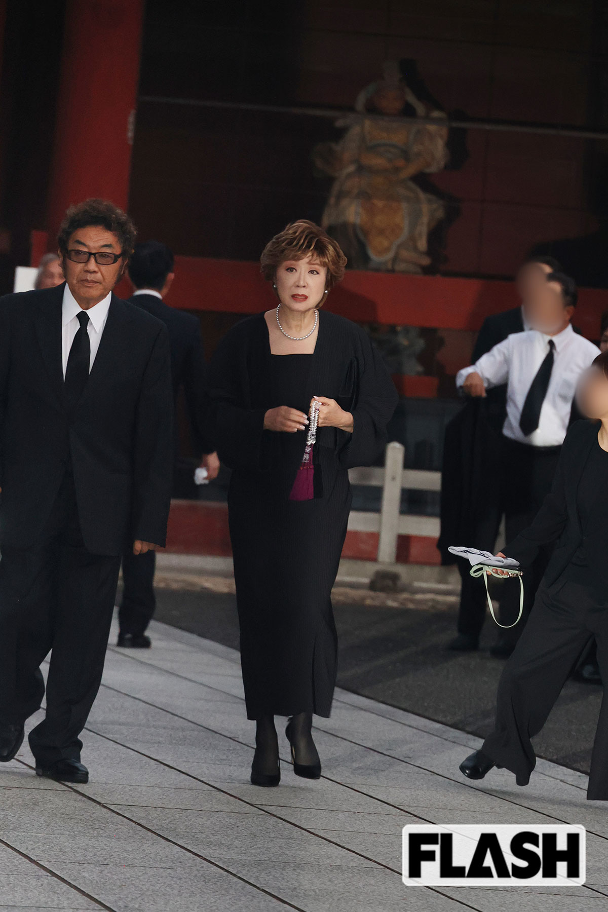 2025年8月5日、川村龍夫さんの通夜に参列したコロッケ（左）と小林幸子（写真・伊藤 修）