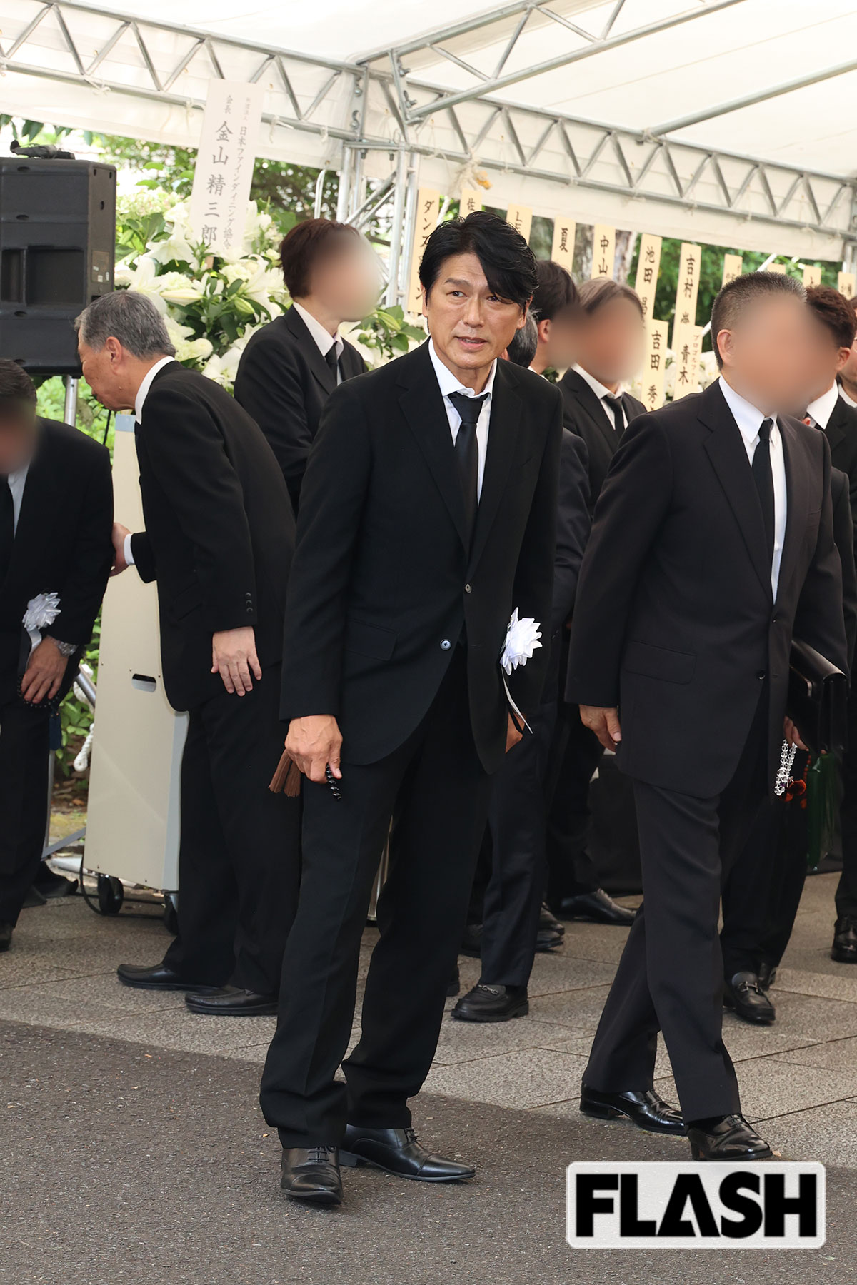 2025年8月6日、川村龍夫さんの告別式に参列した高橋克典（写真・伊藤 修）