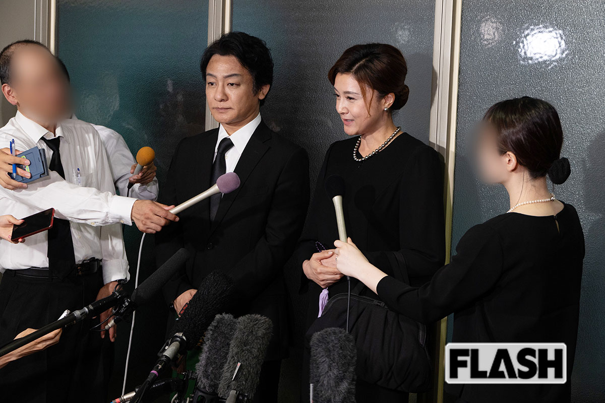 2025年8月5日、川村龍夫さんの通夜に参列した片岡愛之助（左）と藤原紀香（写真・皆川拓哉）