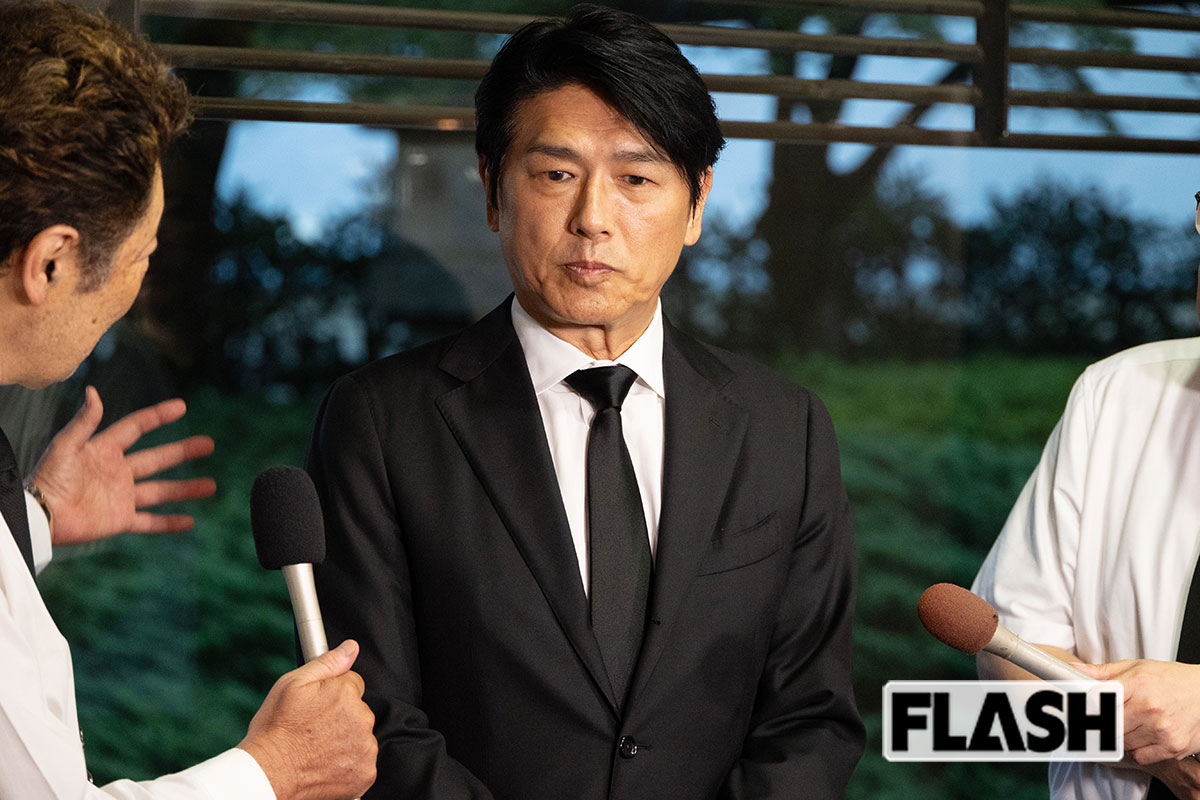 2025年8月6日、川村龍夫さんの告別式に参列した高橋克典（写真・皆川拓哉）