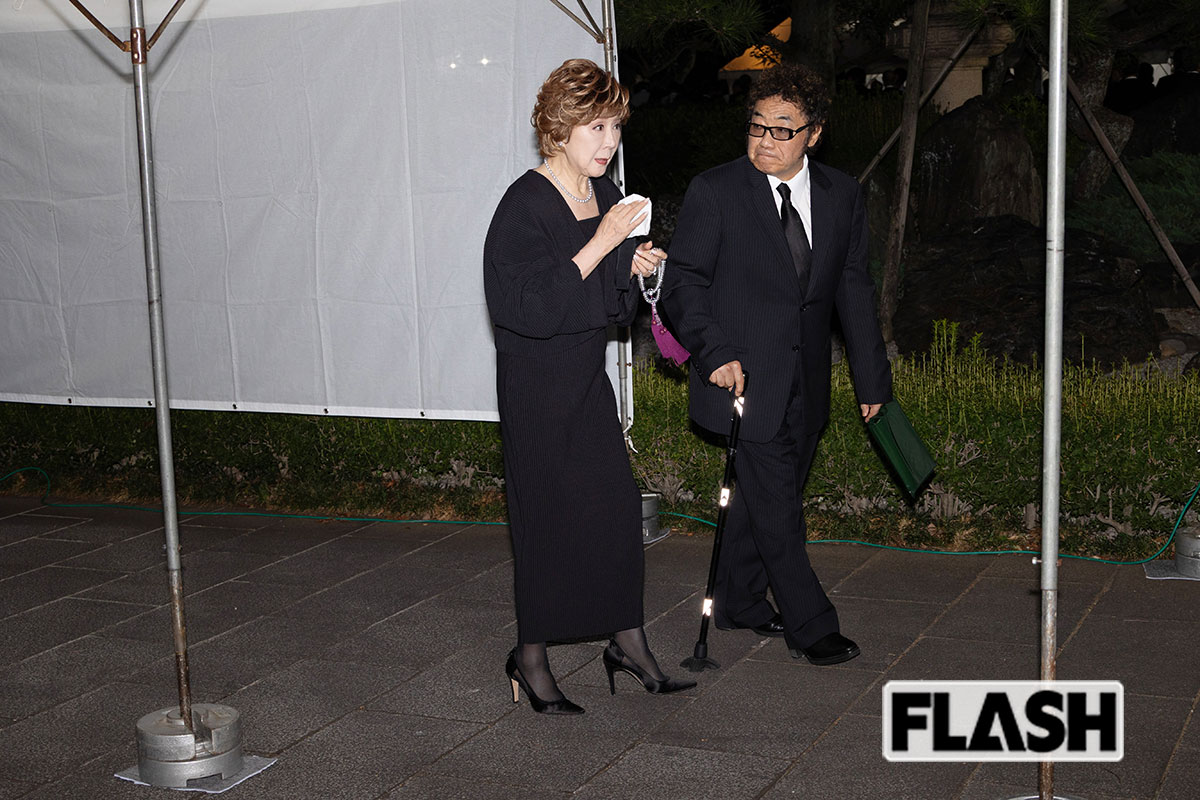 2025年8月5日、川村龍夫さんの通夜に参列した小林幸子（左）とコロッケ（写真・皆川拓哉）