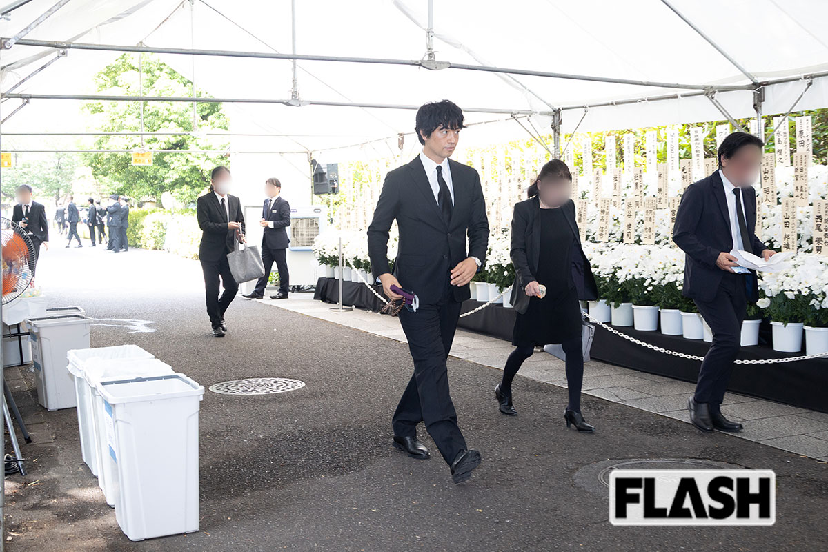 2025年8月6日、川村龍夫さんの告別式に参列した斎藤工（写真・皆川拓哉）