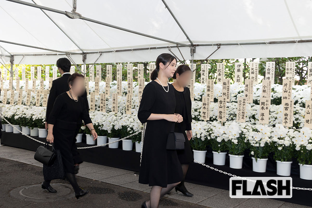 2025年8月6日、川村龍夫さんの告別式に参列した新川優愛（写真・皆川拓哉）