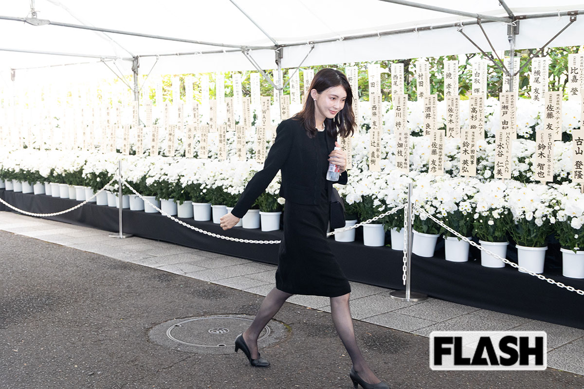 2025年8月6日、川村龍夫さんの告別式に参列した押切もえ（写真・皆川拓哉）