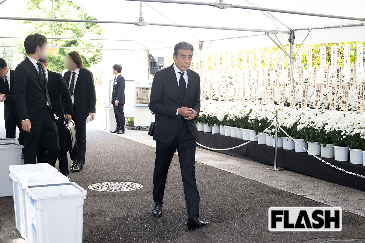 2025年8月6日、川村龍夫さんの告別式に参列した舘ひろし（写真・皆川拓哉）