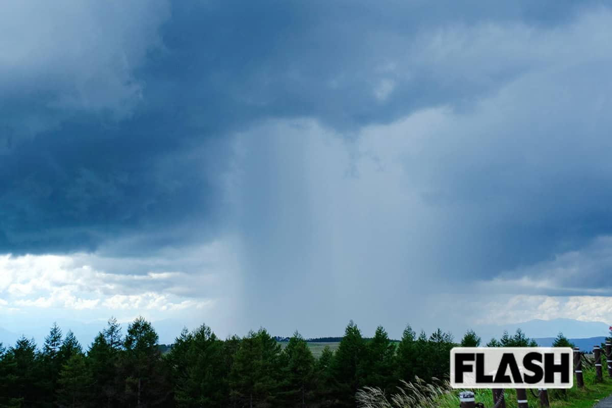 菊池真以の「自慢の1枚」【ゲリラ雷雨】薄墨色の雲から白い極太の雨柱が伸び、その奥では青空が覗く。この「局地的大雨」の予報は難しい