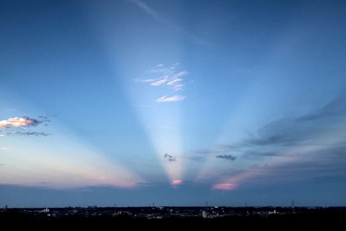 荒木健太郎の「自慢の1枚」【薄明光線】積乱雲が西側の山地で発達する関東で、雲の背後に太陽が位置すると起こりやすい現象。「 “天割れ” とも呼ばれ、幻想的な見た目で親しまれている、夏によく見られる景観です」（写真・『すごすぎる天気の図鑑』荒木健太郎著、KADOKAWAより）